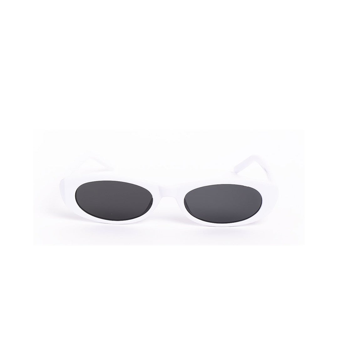 Lentes de sol BOST de Solivo, diseño moderno en color blanco con lentes oscuros, ideales para proteger los ojos y lucir con estilo bajo el sol.