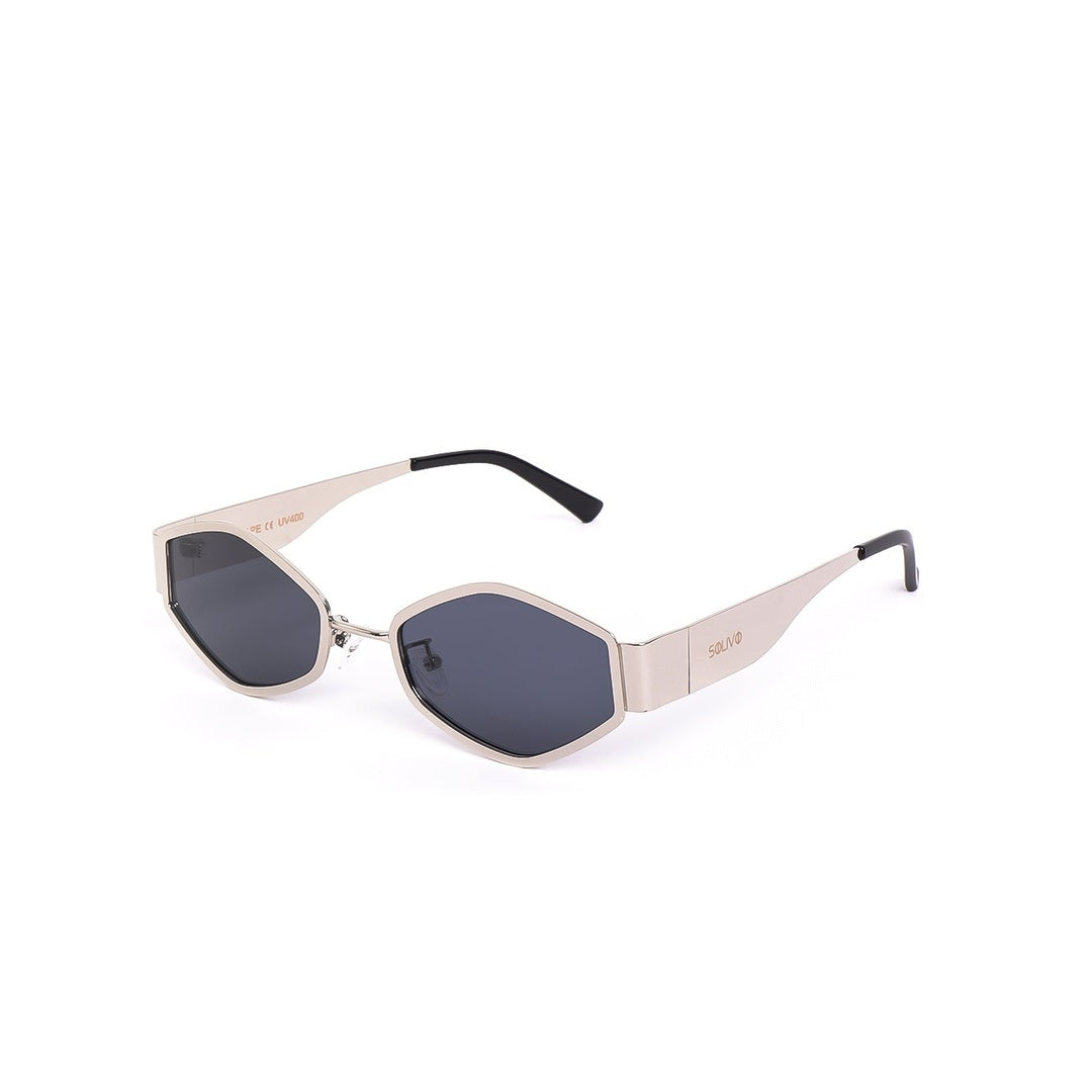 Lentes de sol CAPE de Solivo en color plateado negro, con un diseño moderno y elegante, ideales para un estilo premium y protección UV400.