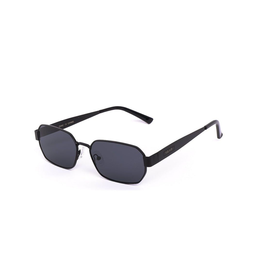 Lentes de sol CHIC de Solivo, en color negro, vista lateral, diseño moderno y elegante con lentes oscuros polarizados.