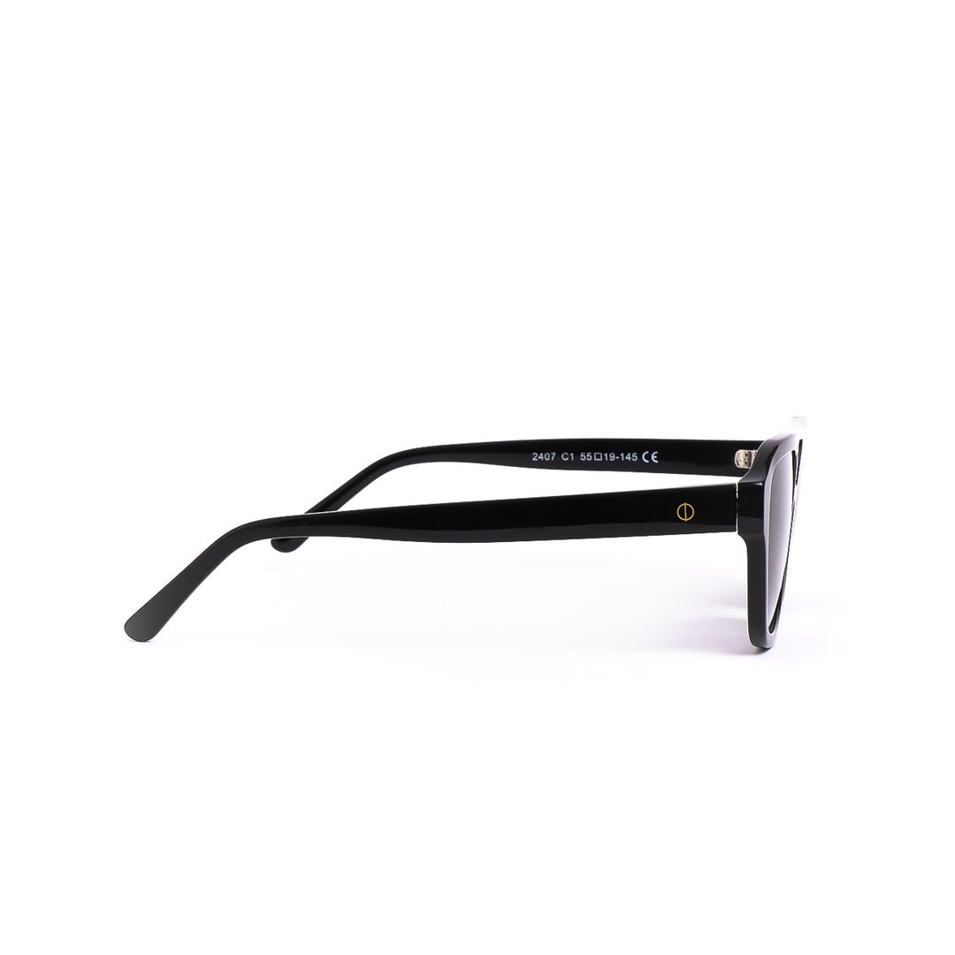 Lentes de sol CIEL de Solivo en color negro, mostrando un elegante diseño lateral que combina estilo moderno y protección UV400, ideales para disfrutar del sol en Costa Rica.