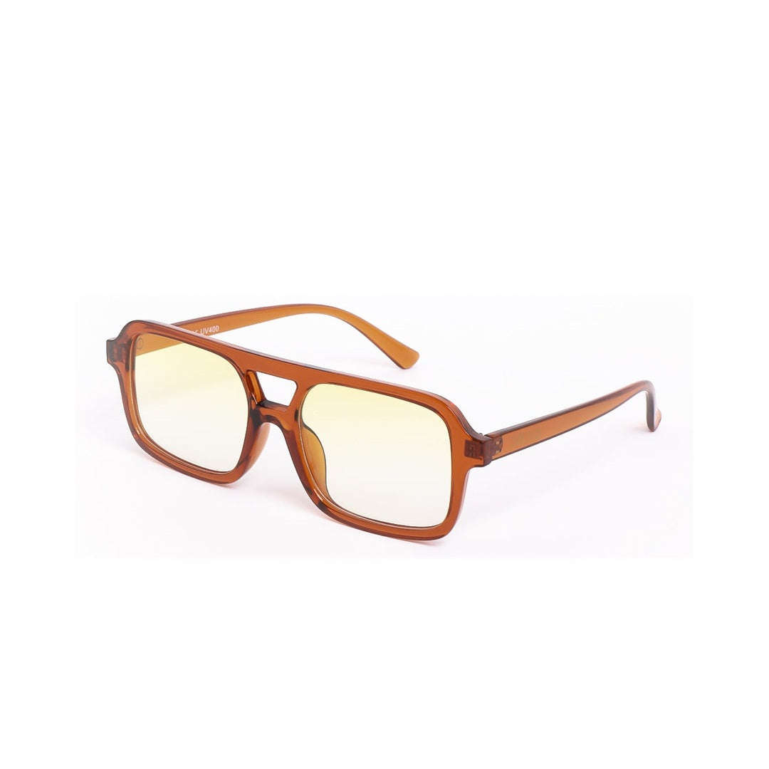 Lentes de sol CY de Solivo en ángulo, resaltando su diseño único y polarizado, perfectos para actividades al aire libre y estilo sofisticado.