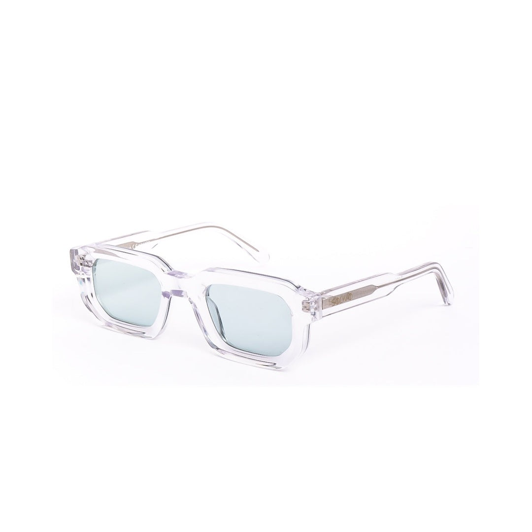 Lentes de sol Évo - Cristal de Solivo, capturados desde un ángulo lateral, mostrando su elegante diseño transparente y lentes polarizados verdes.