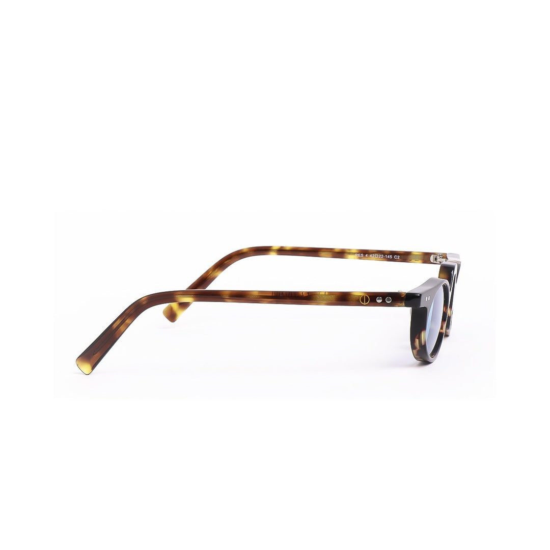 Vista lateral de los lentes de sol LEO - Carey Celeste de Solivo, mostrando la elegante montura carey y su diseño versátil, perfectos para actividades al aire libre y uso diario.