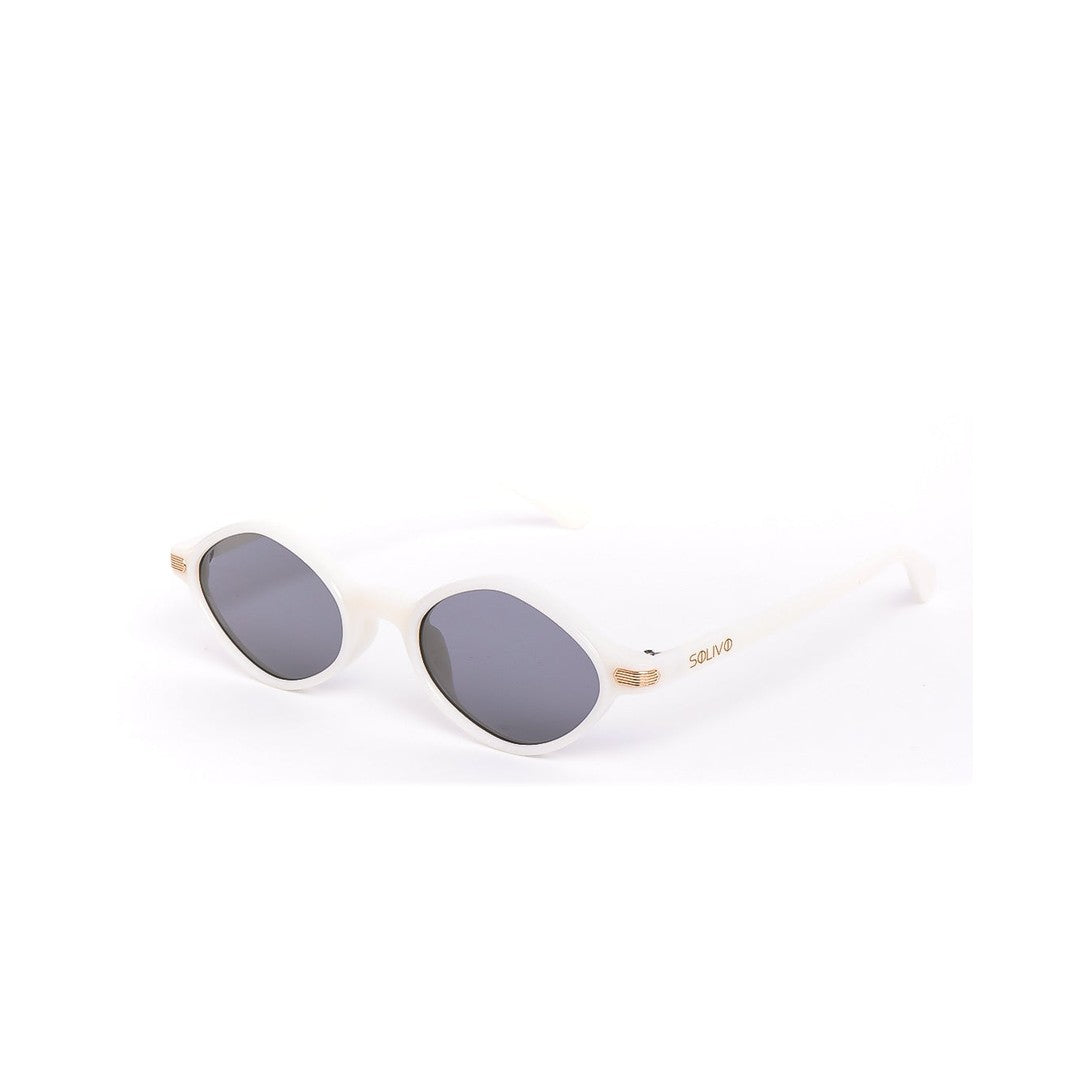 Vista lateral de los lentes de sol MIAM Blanco Gris de Solivo, con lentes polarizados y un estilo distintivo que resalta en cualquier entorno.