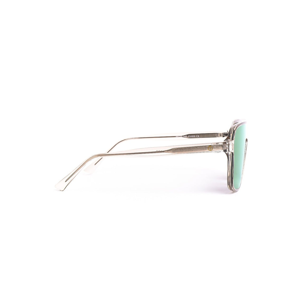 Perfil de los lentes de sol MIA de Solivo, mostrando su estructura estilizada y cristales verdes, una elección chic para días soleados.