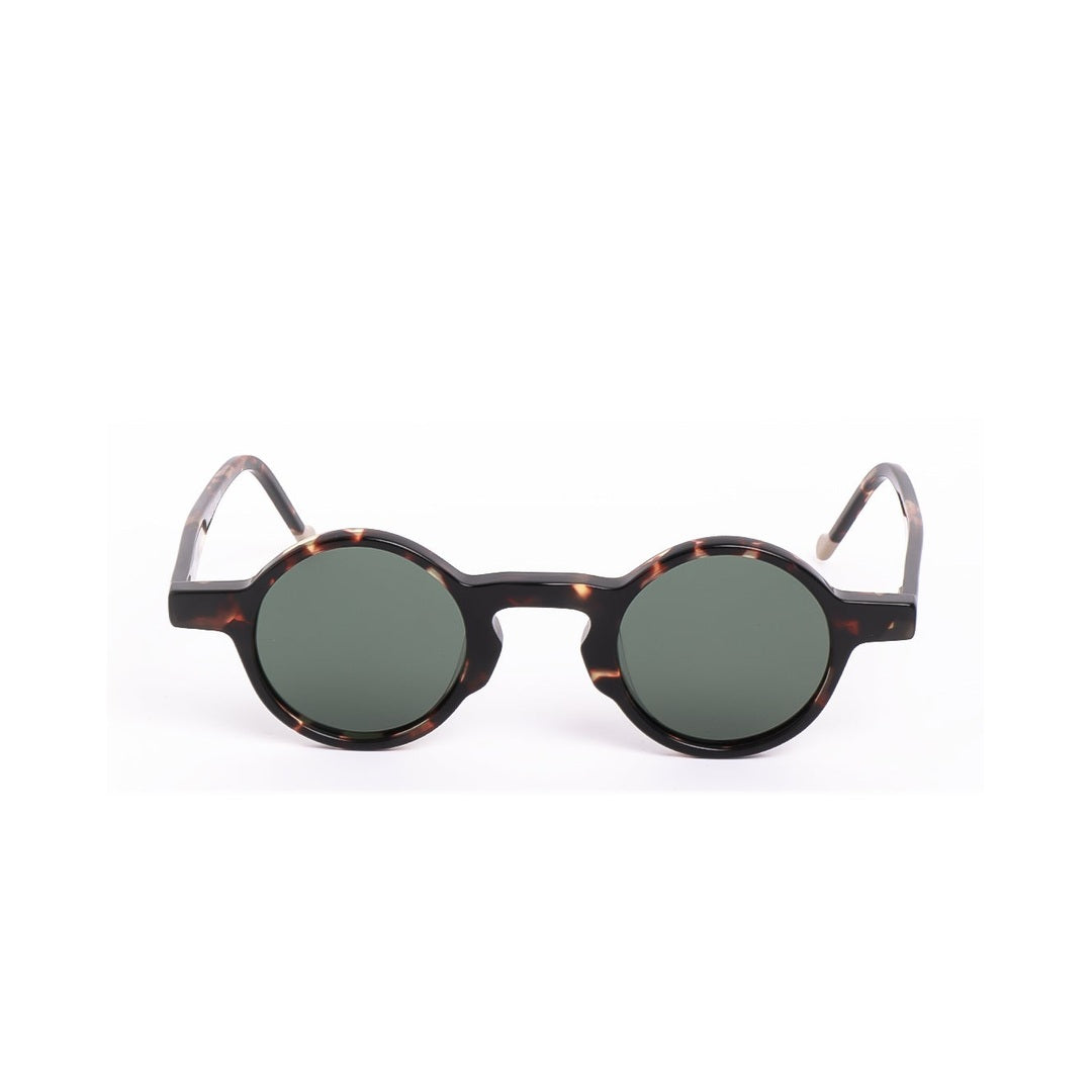 Lentes de sol MIRA de Solivo, con diseño elegante y atemporal, que combinan estilo y funcionalidad, perfectos para proteger los ojos del sol.