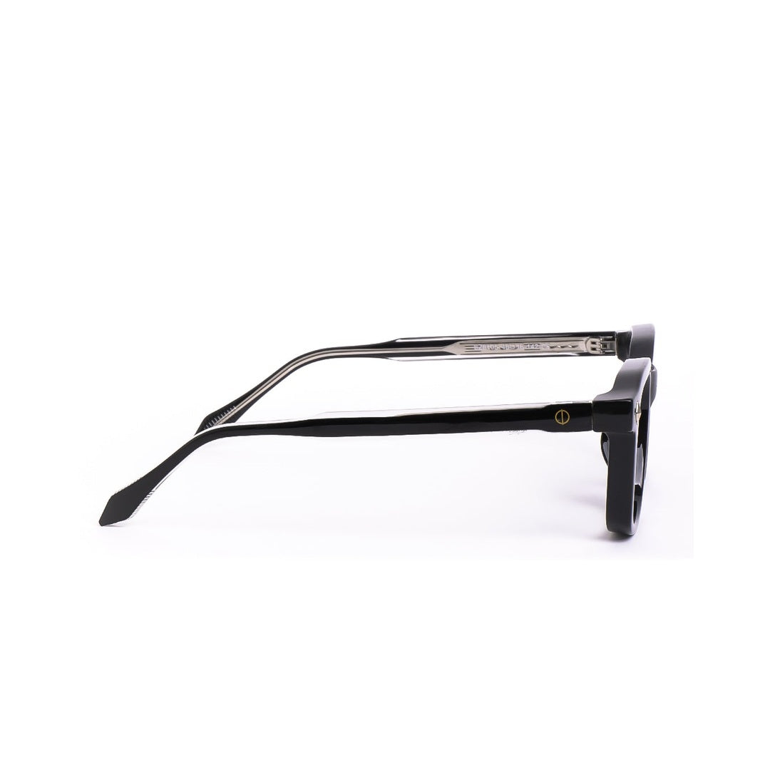 Lentes de sol Noir de Solivo, detalle del brazo lateral, diseño minimalista y sofisticado.