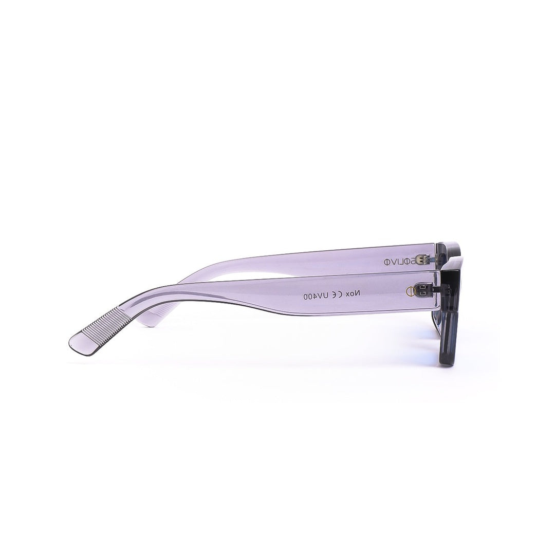 Detalle de los lentes de sol NOX de Solivo, mostrando su diseño elegante y su protección UV400, perfectos para aventuras al aire libre.