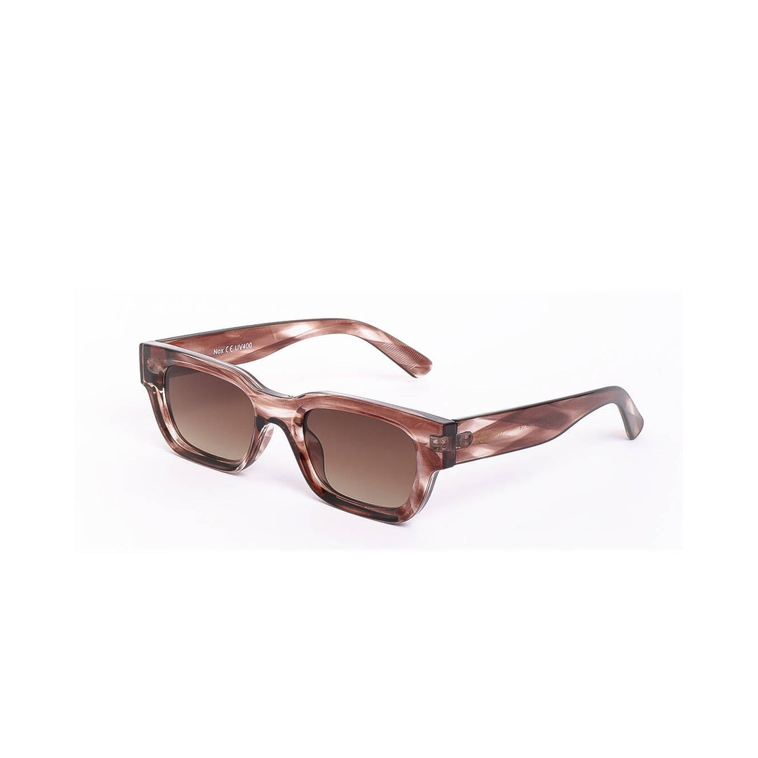 Vista lateral de los lentes de sol NOX de Solivo, mostrando su estilizado diseño contemporáneo y cristales oscuros para una protección óptima.