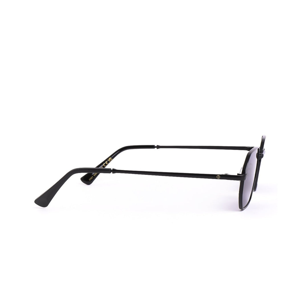 Lentes de sol OSAK de Solivo en color negro, mostrando su diseño elegante y contemporáneo, perfectos para protección UV y estilo moderno.