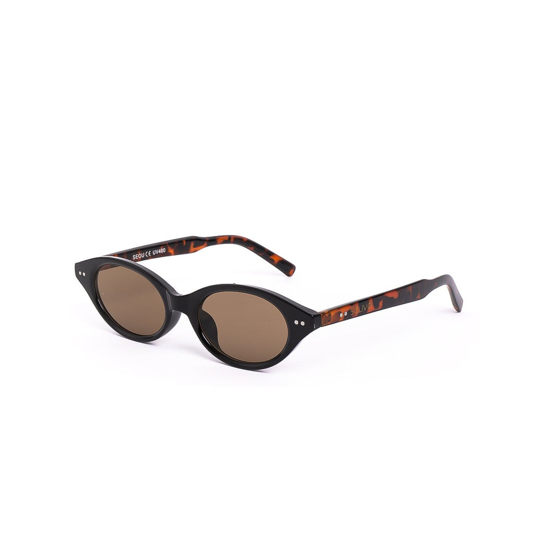 Vista lateral de los lentes de sol SEOU Carey en color negro y carey de Solivo, mostrando su sofisticado estilo y tecnología de protección solar.