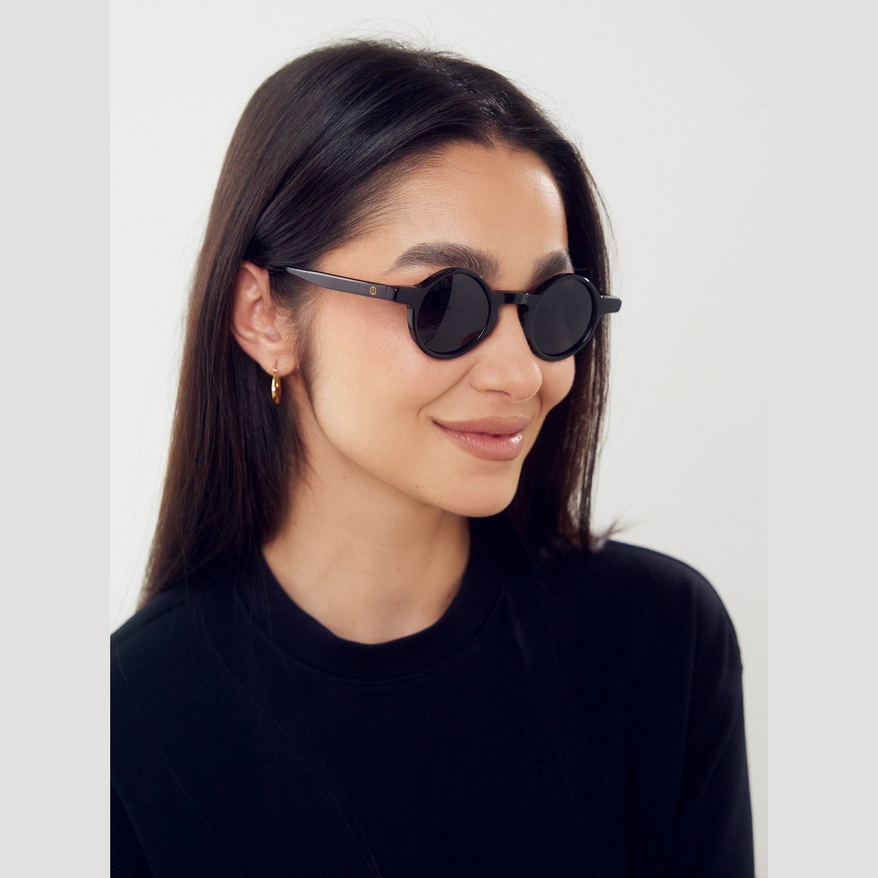 Lentes de sol MIRA de Solivo en color negro, combinando estilo elegante y protección UV400 perfecta para disfrutar del sol en Costa Rica.