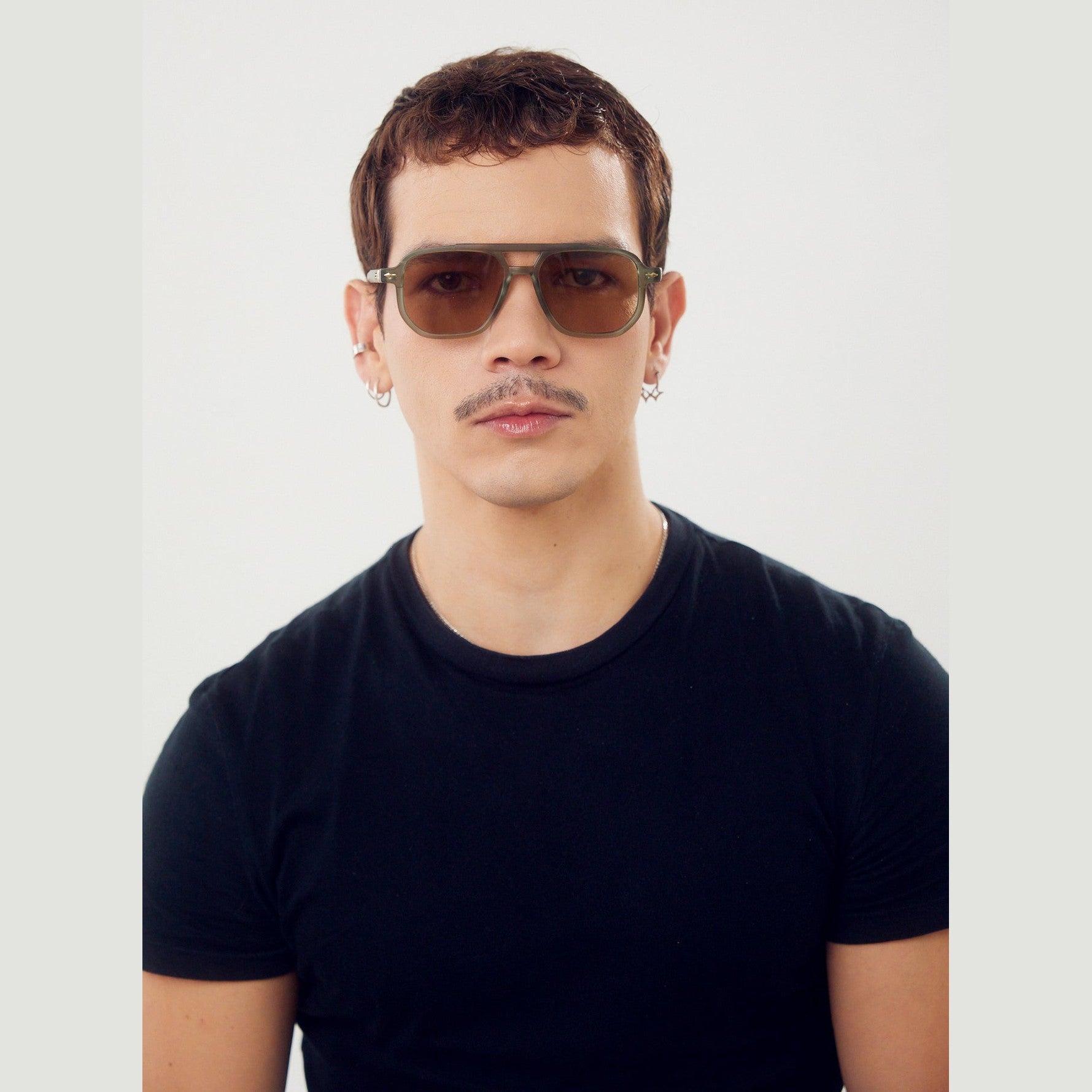 Lentes de sol SYND de Solivo, un diseño elegante y moderno con protección UV400 y lentes polarizados, perfectos para disfrutar del sol en Costa Rica.