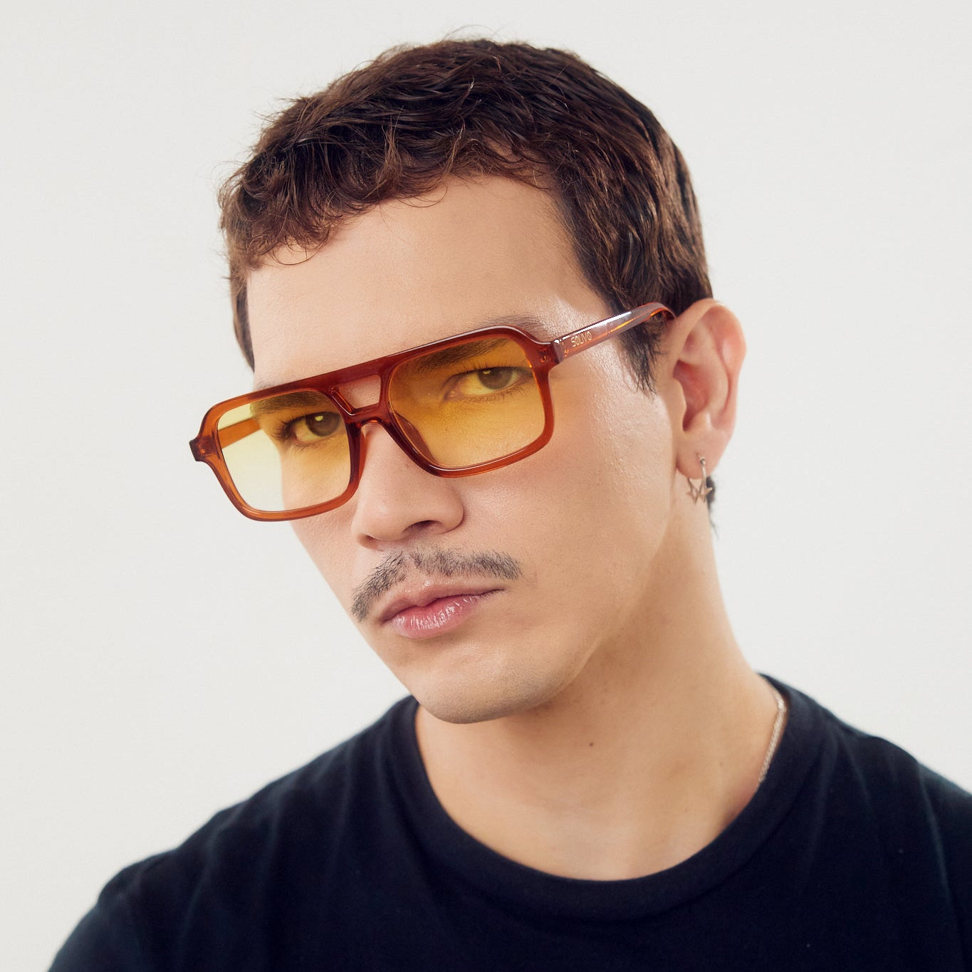 Lentes de sol CY de Solivo, design moderno en color naranja, perfectos para proteger tus ojos de los rayos UV mientras lucen elegantes.