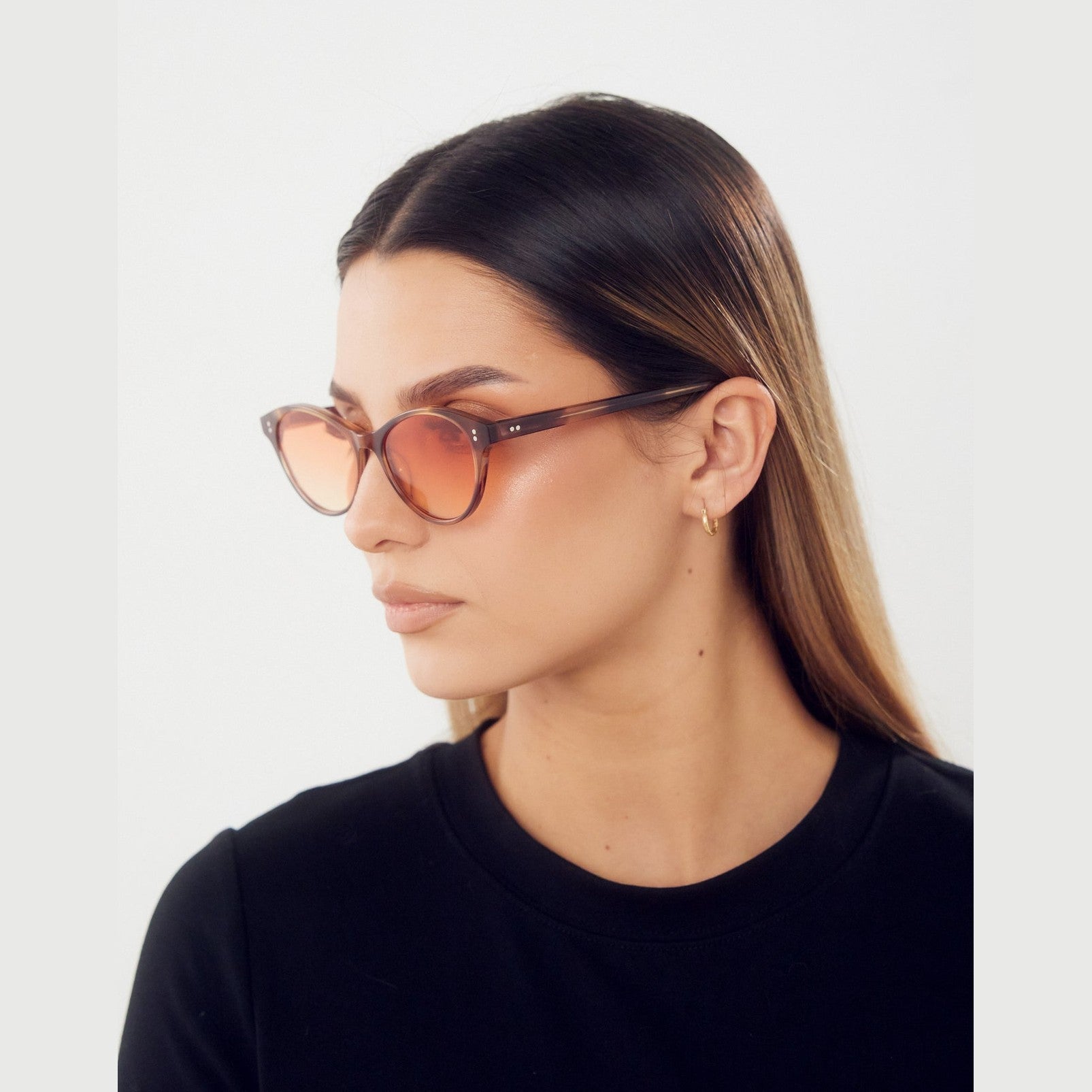 Close-up de los lentes de sol STEF de Solivo, mostrando su tecnología UV400 y diseño moderno, ideales para cualquier ocasión en Costa Rica.