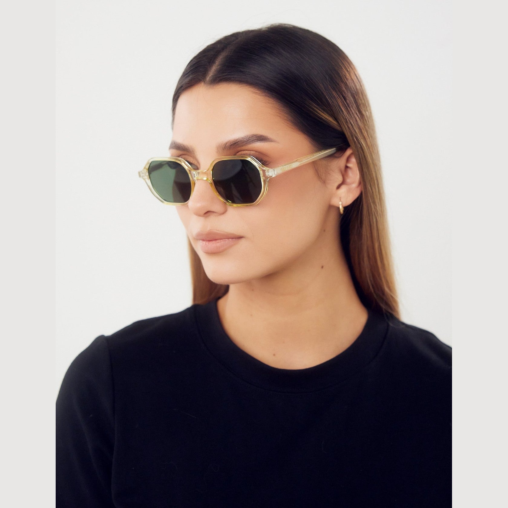 Lentes EVE de Solivo en un entorno moderno, ideales para un look sofisticado y protección UV400, perfectos para tus aventuras al aire libre.