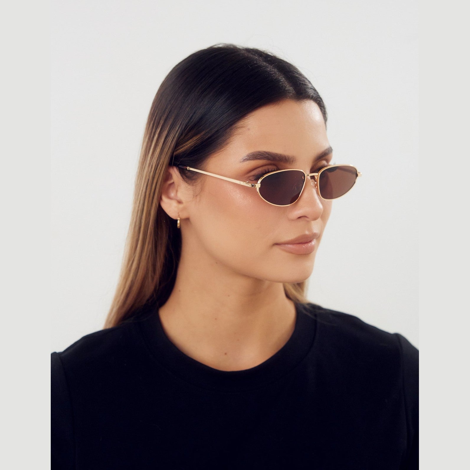 Detalles elegantes de los lentes LIMA de Solivo, que ofrecen protección UV400 y un diseño sofisticado para días soleados.