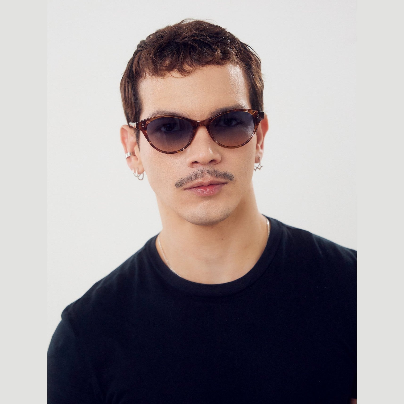 Lentes de sol STEF de Solivo, diseño moderno y sofisticado, ideales para proteger tus ojos en días soleados en Costa Rica.