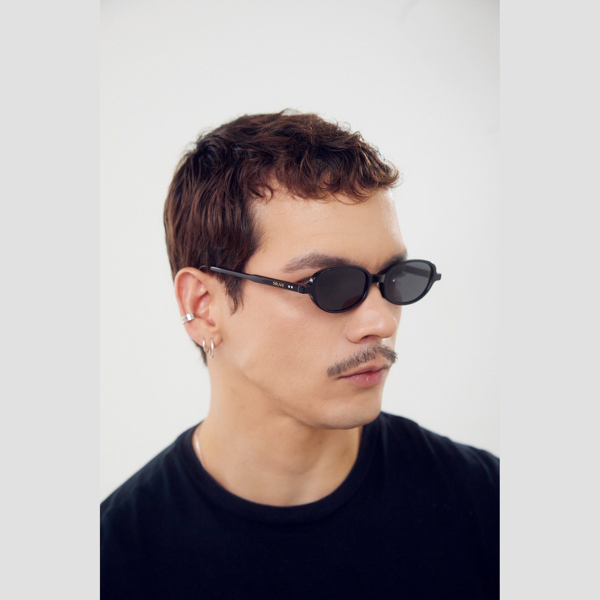 Diseño elegante de los lentes SISI de Solivo, perfectos para combinar con cualquier outfit y disfrutar del sol.