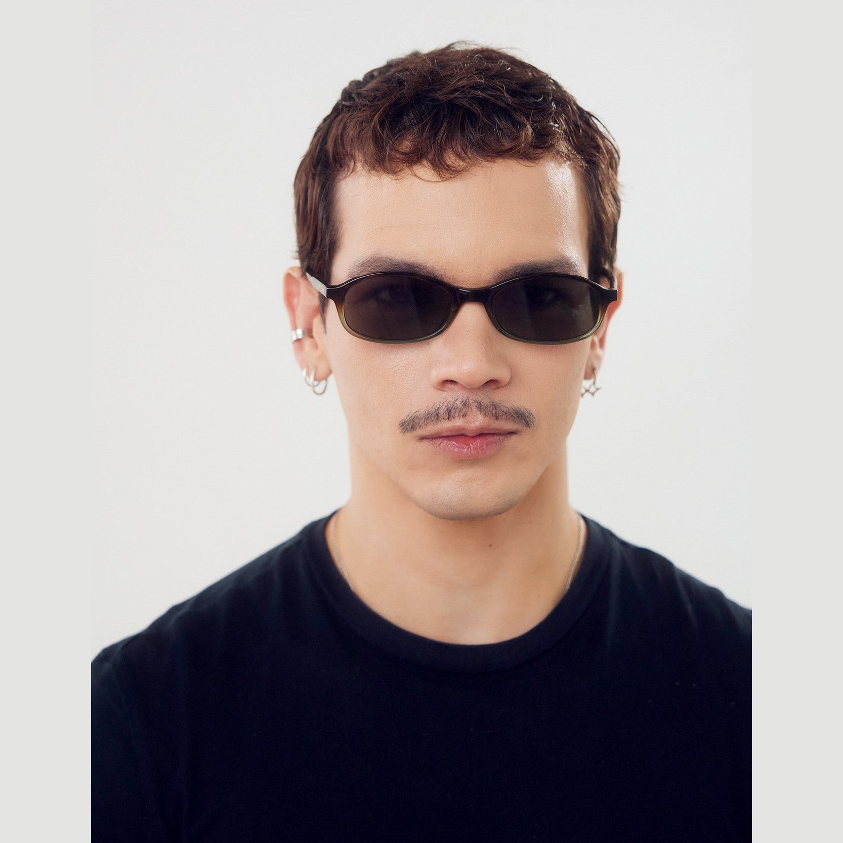 Lentes de sol MEI de Solivo con diseño moderno y elegante, perfectos para combinar estilo y protección UV en Costa Rica.