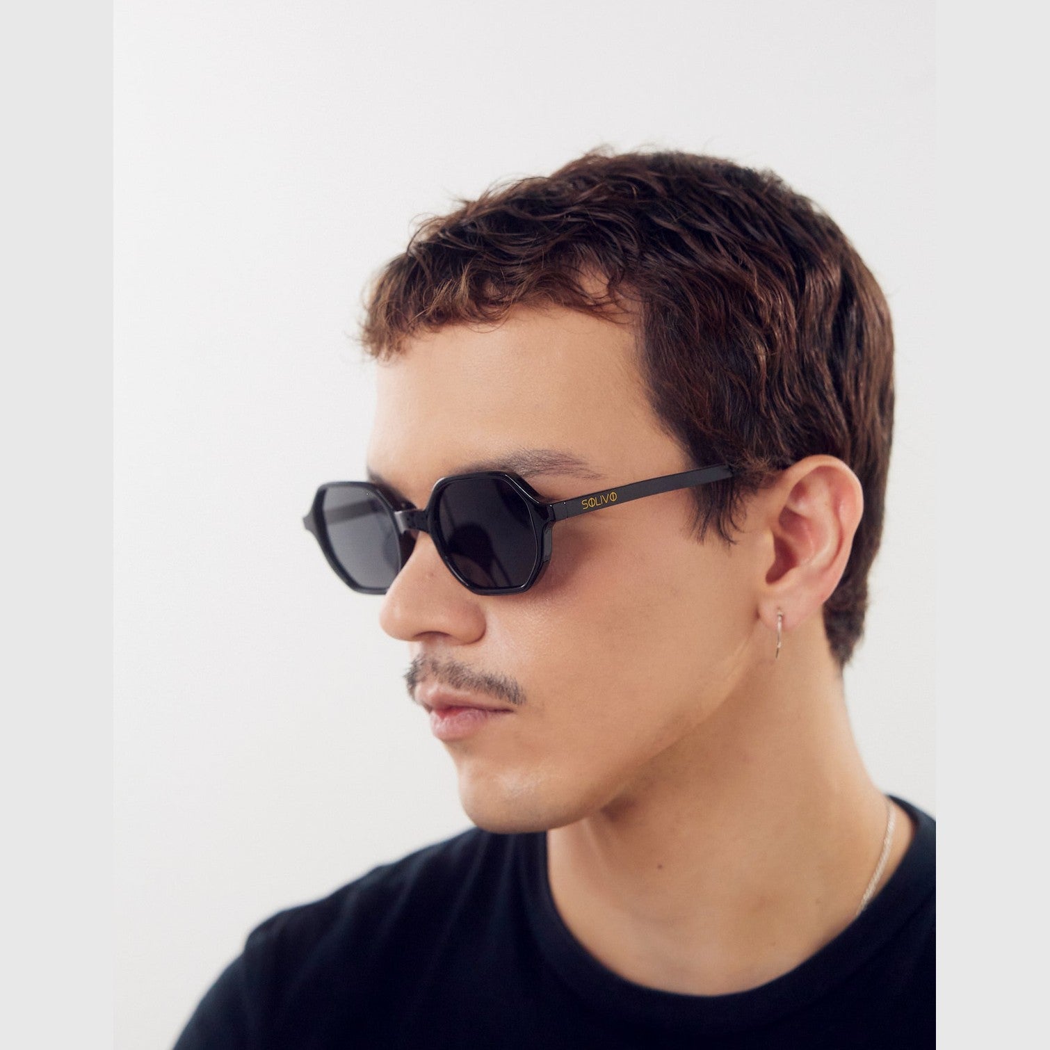 Lentes de sol EVE de Solivo en color negro, que ofrecen protección UV400 y lentes polarizados para una visión clara, ideales para un estilo moderno y activo.