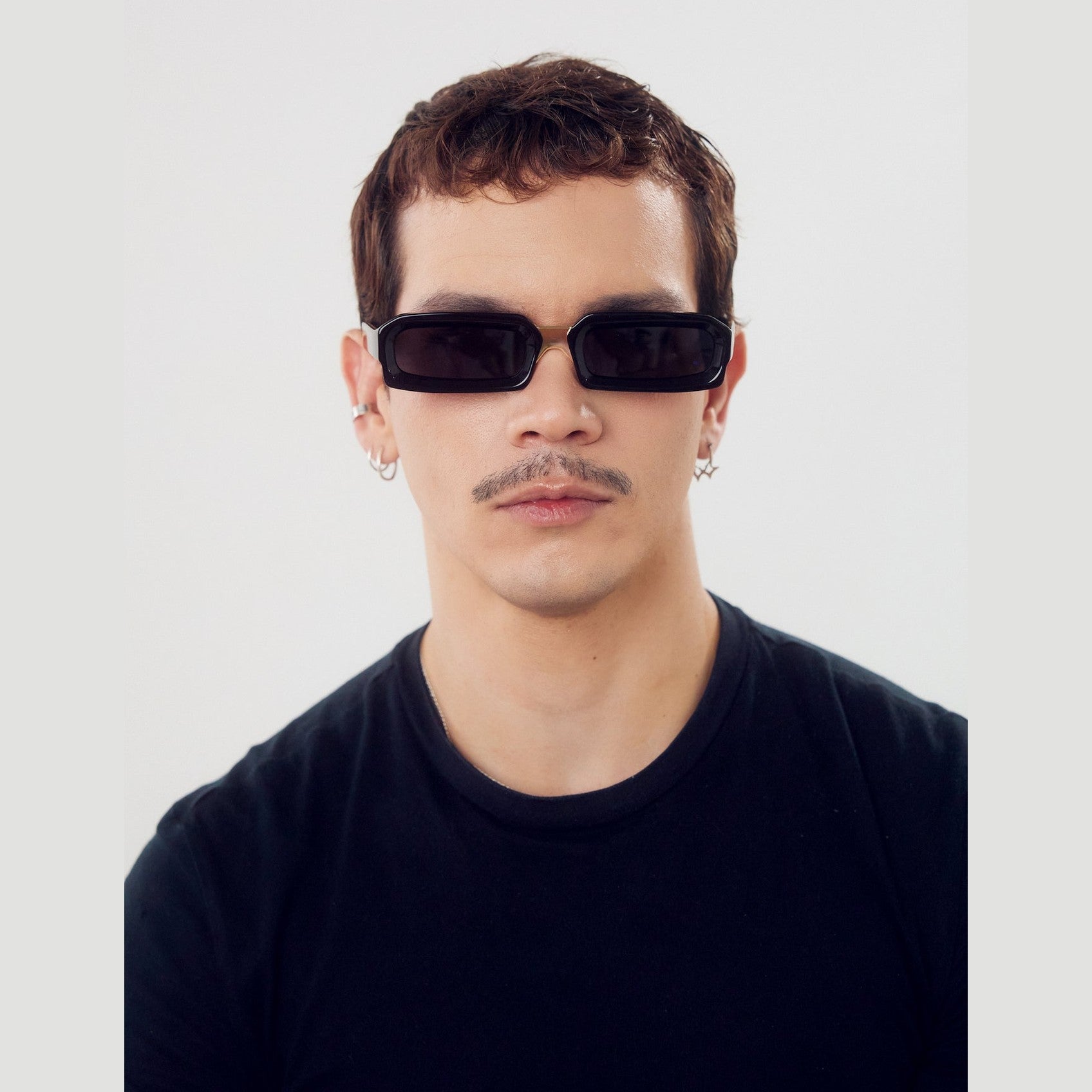 Lentes de sol GIO de Solivo con diseño moderno y elegante, ideales para proteger tus ojos con tecnología UV400.