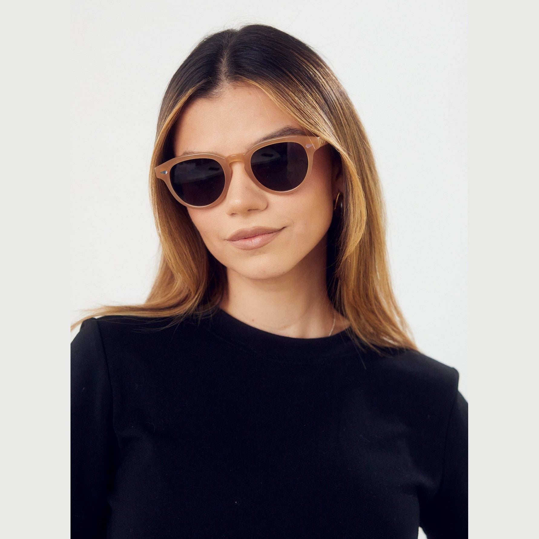 Gafas de sol OBO de Solivo en color Beige Negro, combinando estilo y funcionalidad para una protección ocular superior.