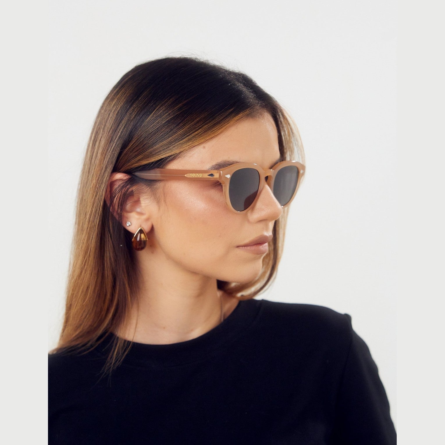 Modelo OBO de Solivo con lentes polarizados, ideal para disfrutar del sol en Costa Rica con elegancia y salud visual.