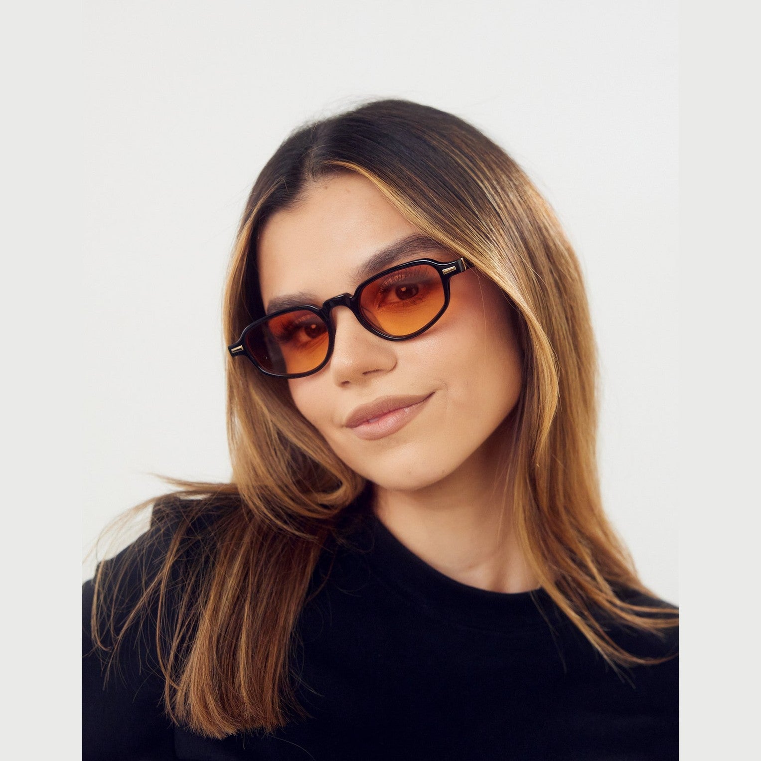 Lentes de sol KIRI de Solivo con diseño moderno y elegancia en color negro, ideales para proteger tus ojos mientras disfrutas del sol.