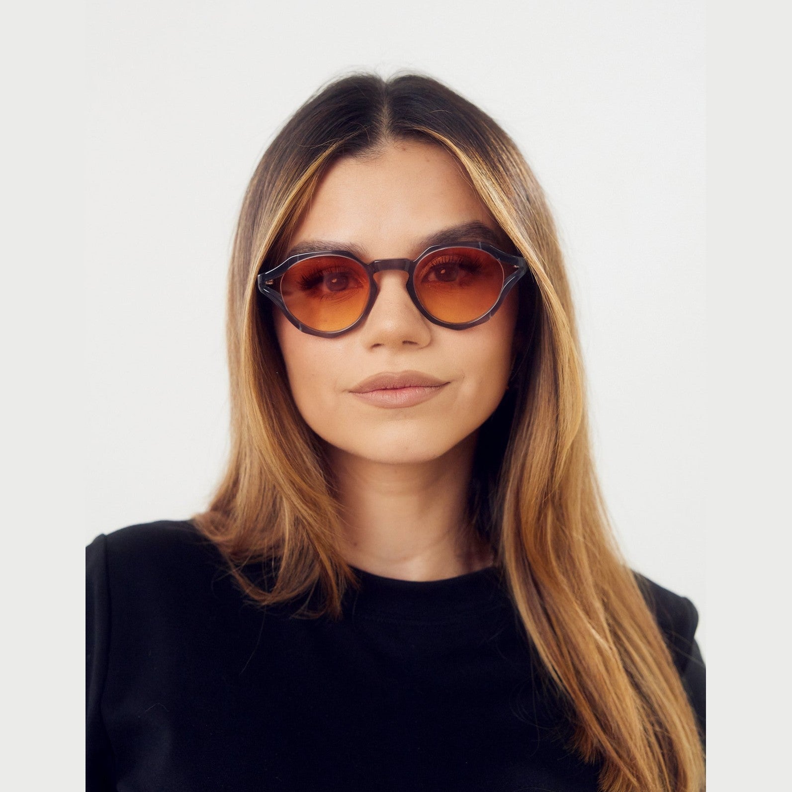 Gafas de sol DONA de Solivo en gris sunset, un accesorio elegante y moderno que asegura protección UV400 y estilo para tu look diario.