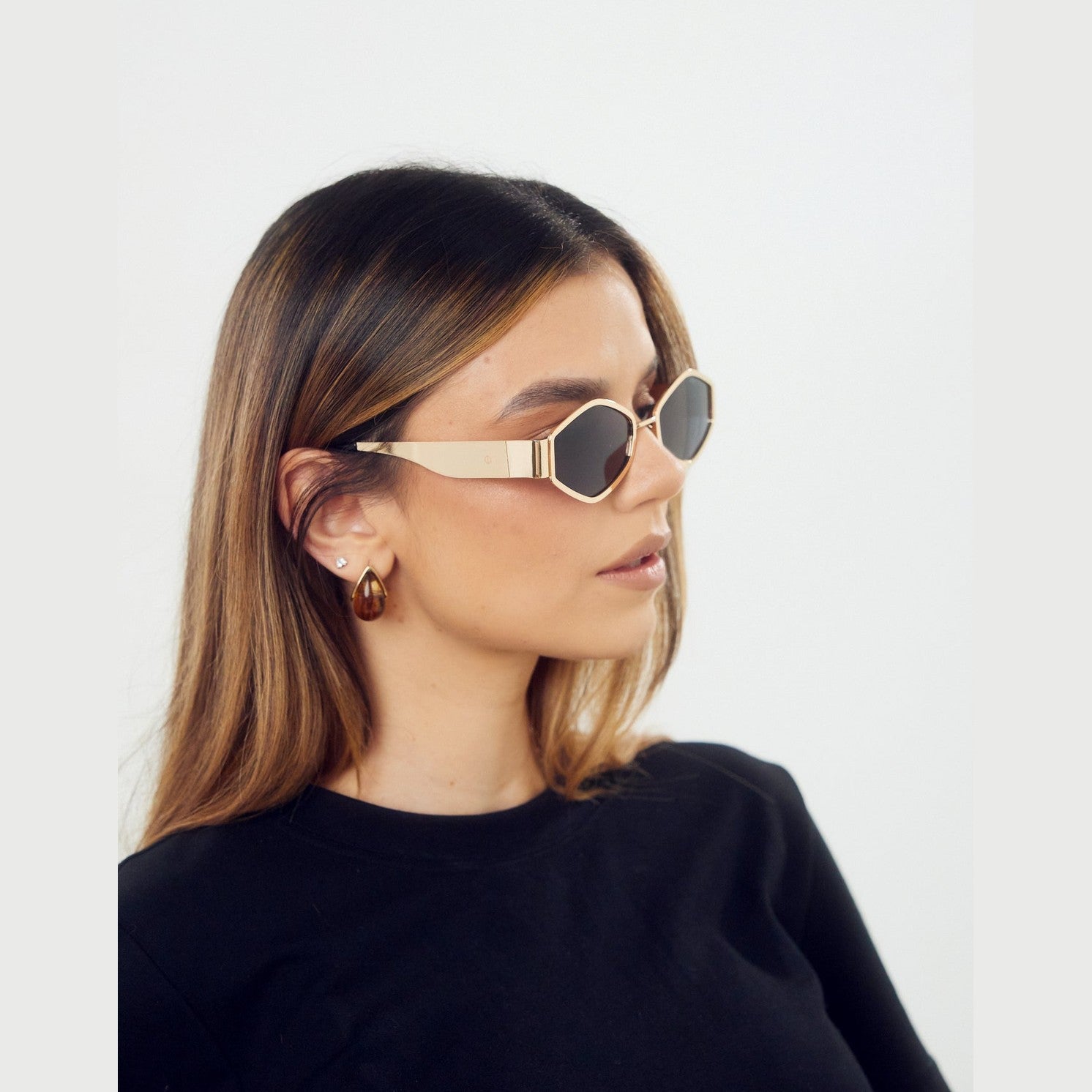 Vista cercana de los lentes de sol CAPE de Solivo, destacando su sofisticado diseño y función UV400.