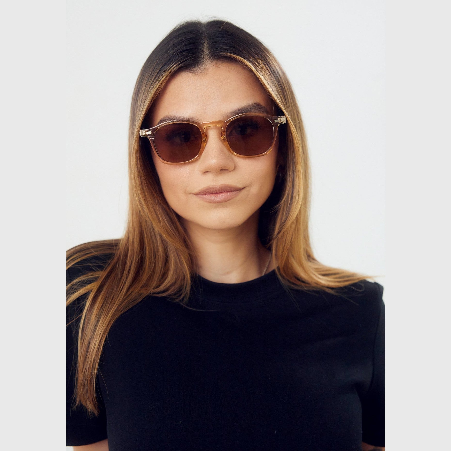 Los lentes de sol VIEN de Solivo en color beige, con diseño elegante y moderno, ideales para cualquier ocasión y actividades al aire libre, garantizando confort y durabilidad.