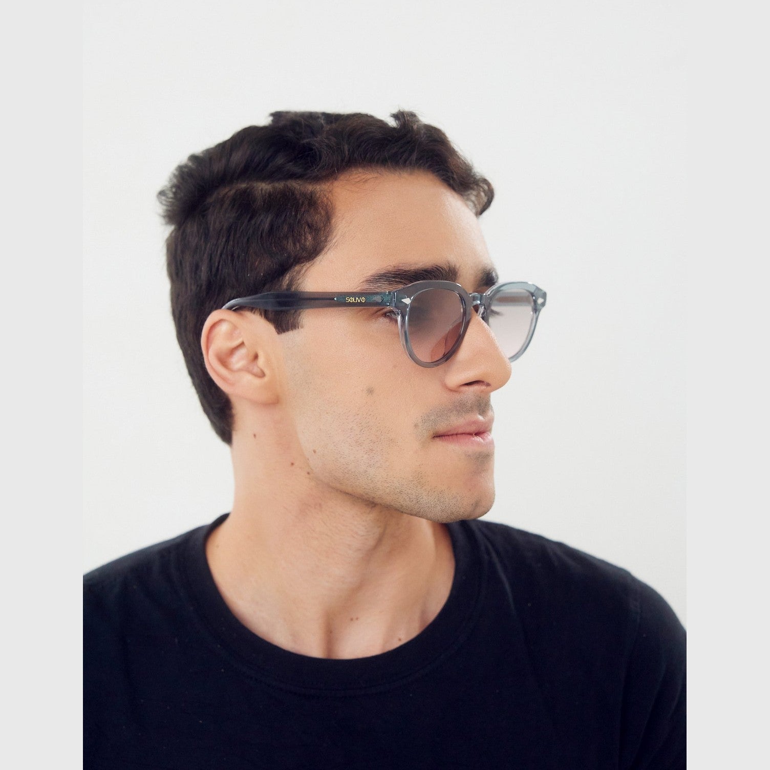 Vista cercana de los lentes OBO Azul Gris de Solivo, con diseño polarizado que minimiza deslumbramientos y ofrece una experiencia visual clara.