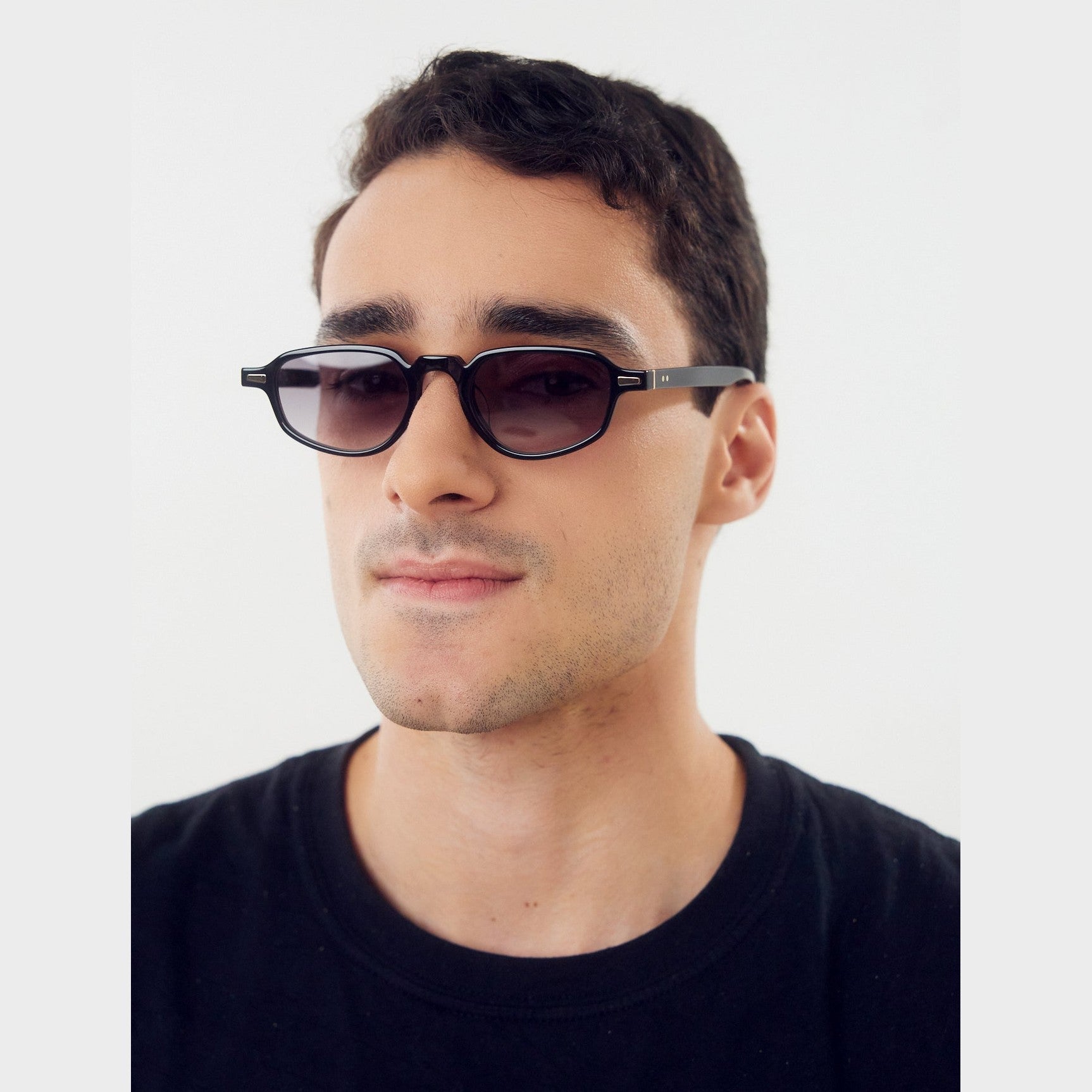 Lentes de sol KIRI de Solivo, diseño moderno y atractivo en color negro, perfecto para combinar estilo y funcionalidad en cualquier ocasión.