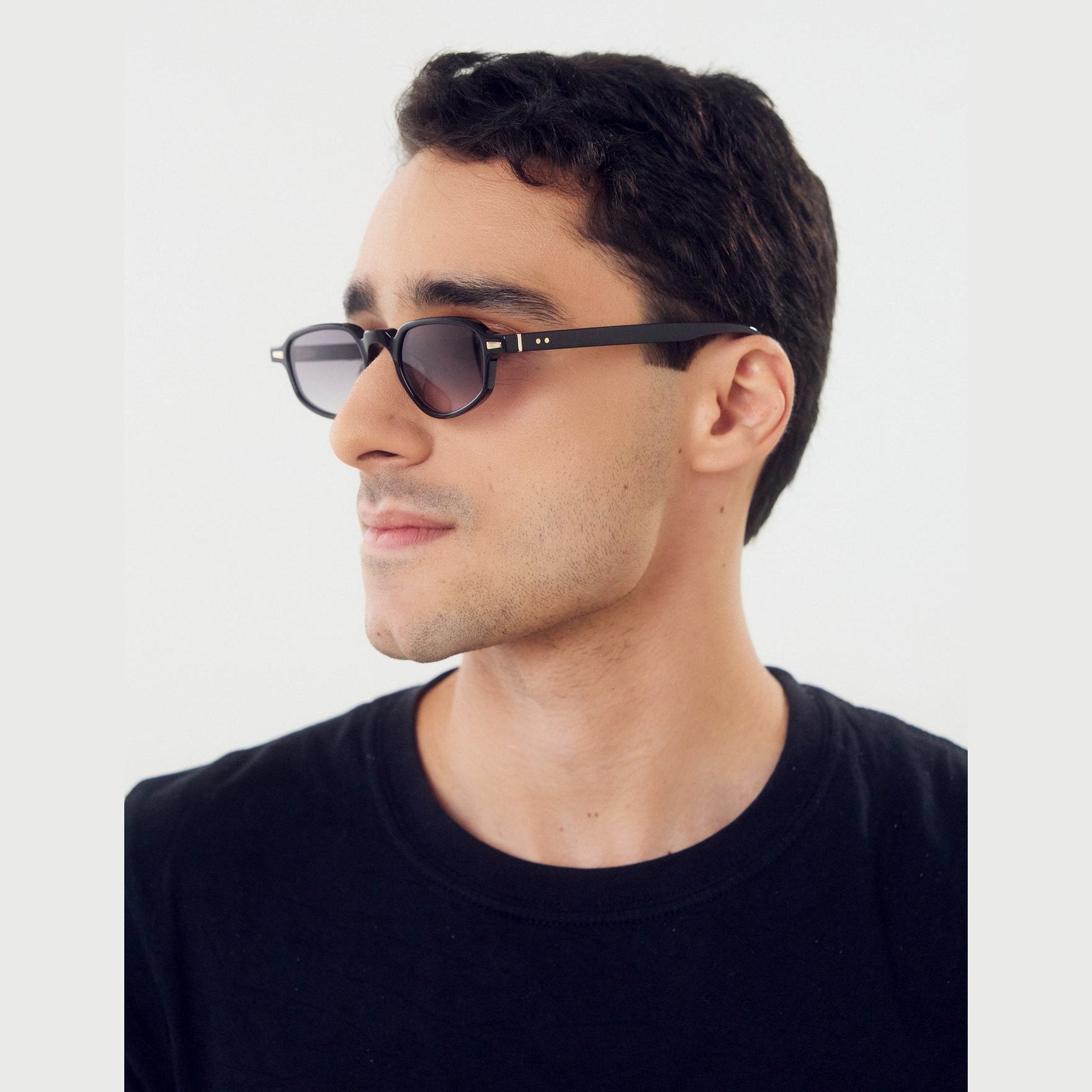 Lentes KIRI negro de Solivo, con tecnología de lentes polarizados que ofrecen protección UV400 y mejoran la claridad visual, ideales para disfrutar el aire libre.