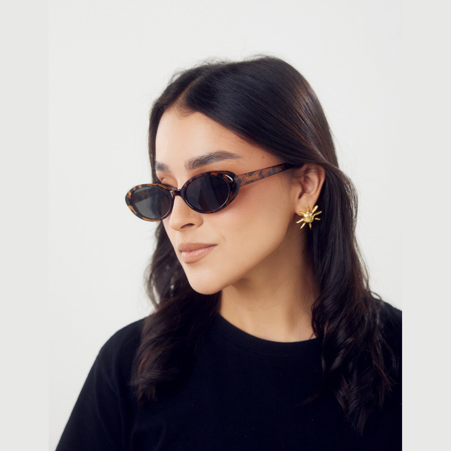 Imagen detallada del RONIZ - Carey de Solivo, con enfoque en su acabado de alta calidad y estilo contemporáneo.