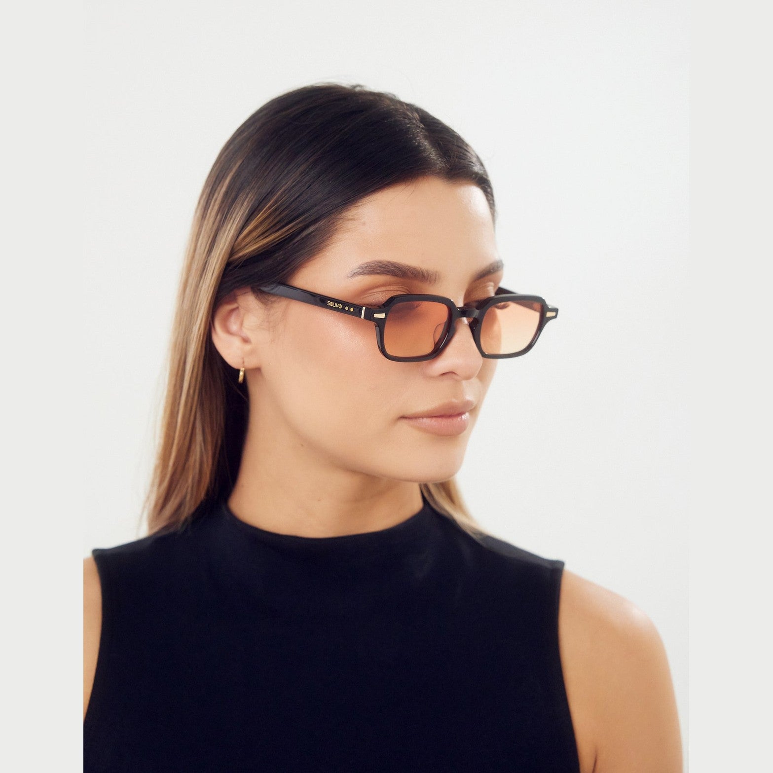 Vista de los lentes Kōra - Negro Sunset de Solivo, perfectos para cualquier ocasión, combinando estilo moderno y funcionalidad.