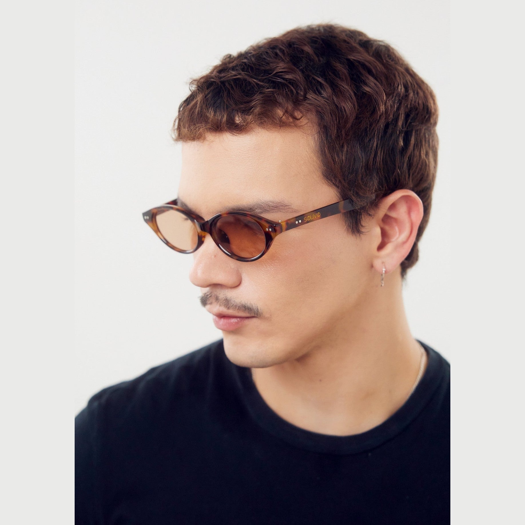 Vista detallada de los lentes de sol SEOU - Carey Black de Solivo, resaltando su forma sofisticada y la calidad premium en la moda costarricense.