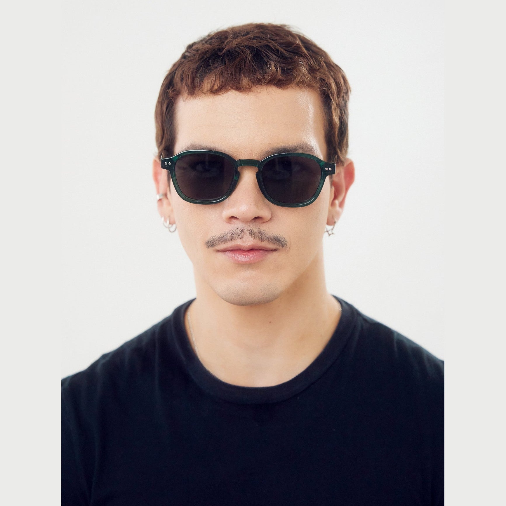 Lentes de sol REM Oliva Gris de Solivo, elegantes y funcionales, brindan protección UV400 y lentes polarizados para disfrutar del sol con estilo en Costa Rica.