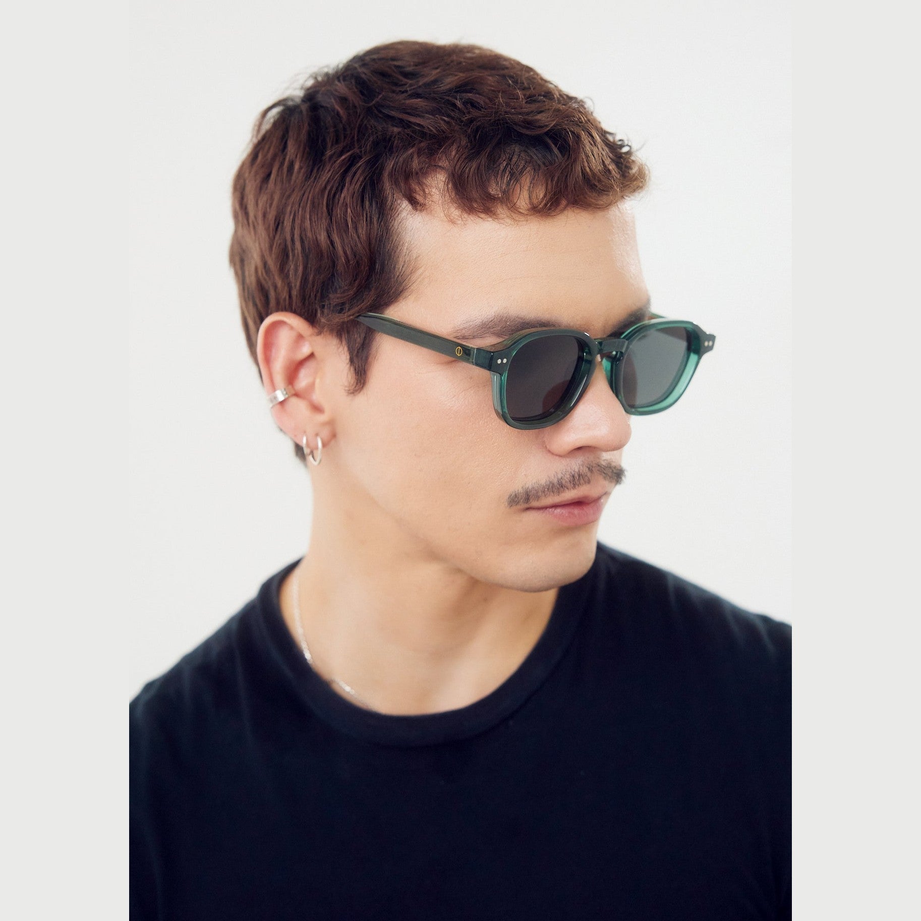 Lentes de sol REM de Solivo en color oliva gris, ideales para un look elegante y protección UV400 en tus días soleados en Costa Rica.