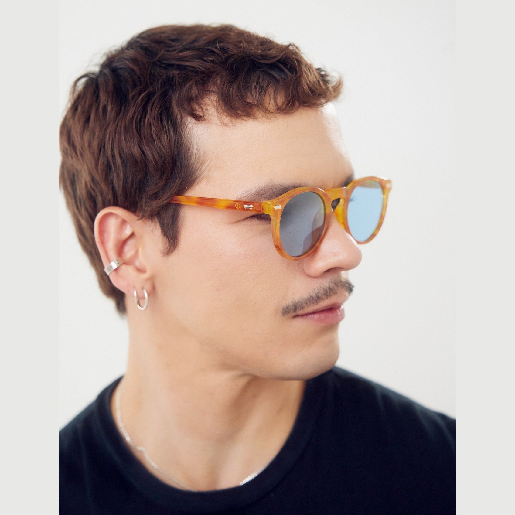 Vista detallada de los lentes SIA - Carey Celeste de Solivo, ideal para actividades al aire libre y protección UV400.