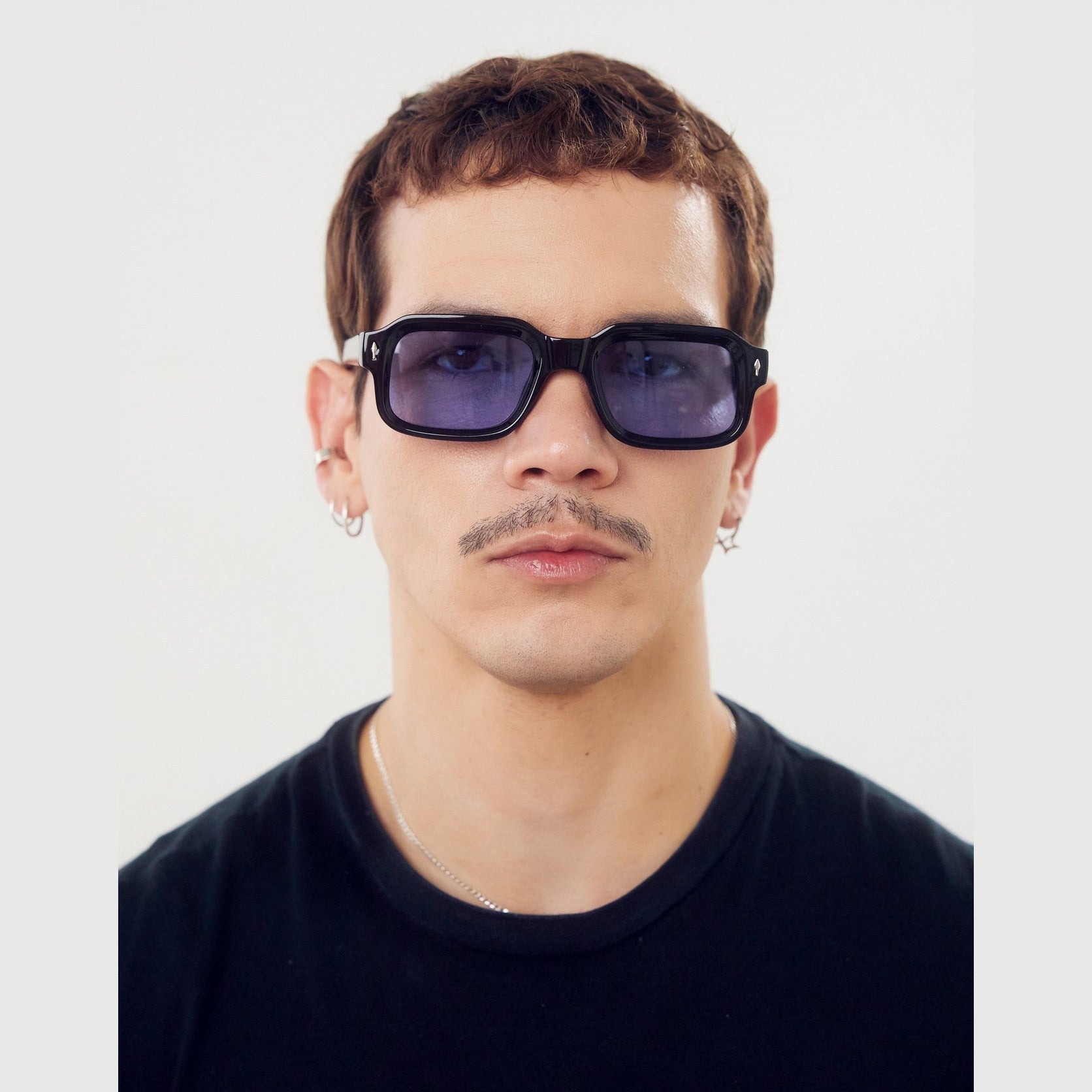 Lentes de sol LOU de Solivo en color azul, modernos y elegantes, perfectos para proteger tus ojos de los rayos UV.