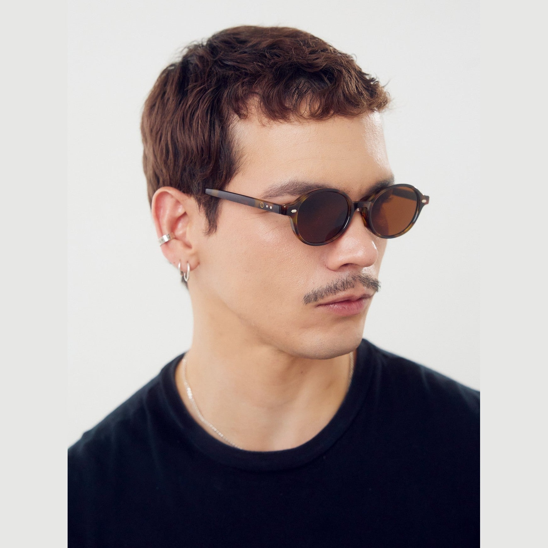 Lentes de sol NYCA de Solivo, con diseño elegante y contemporáneo, perfectos para protegerse del sol con estilo.