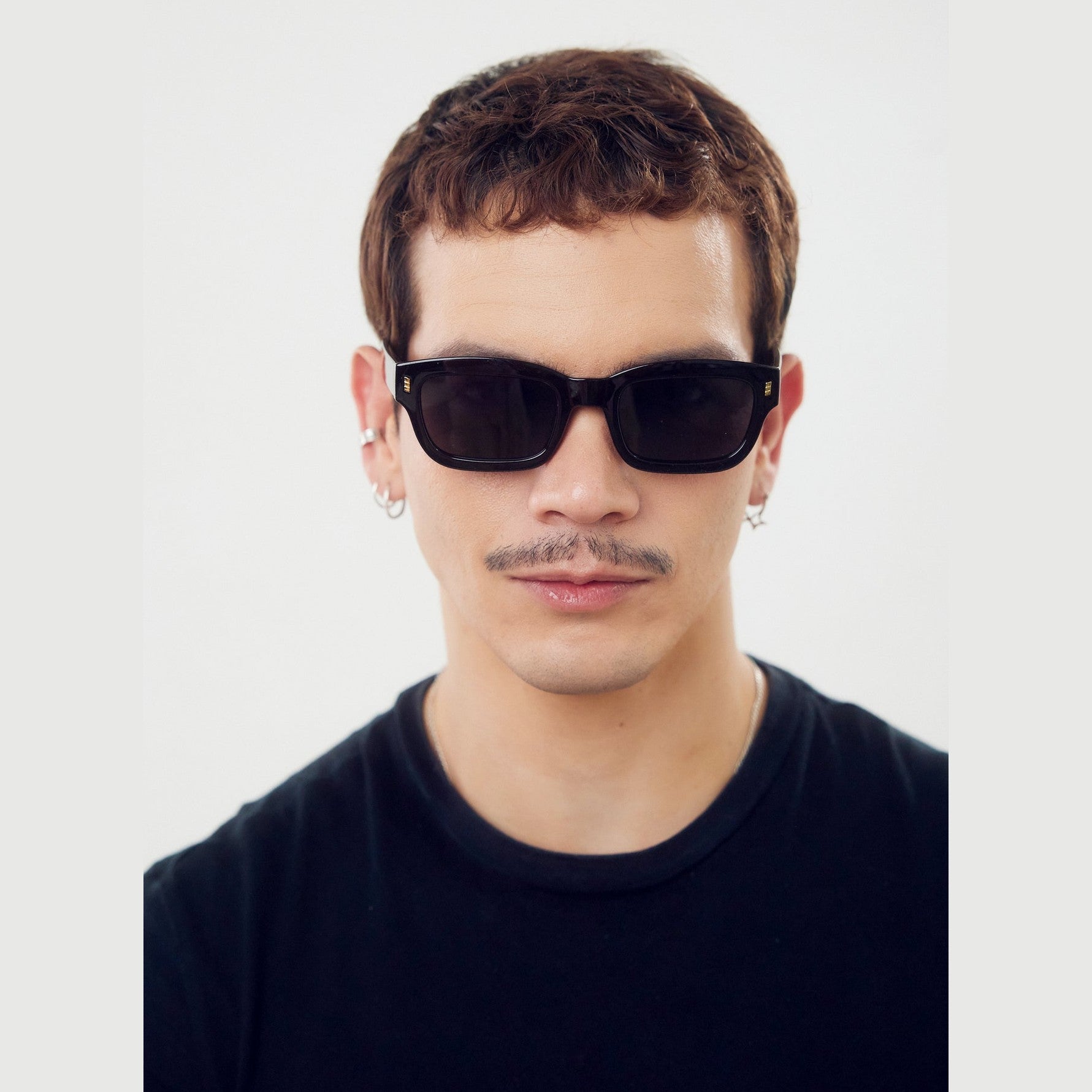 Lentes de sol ZEE de Solivo, diseño moderno y elegante con protección UV400, ideales para cualquier ocasión y actividades al aire libre.