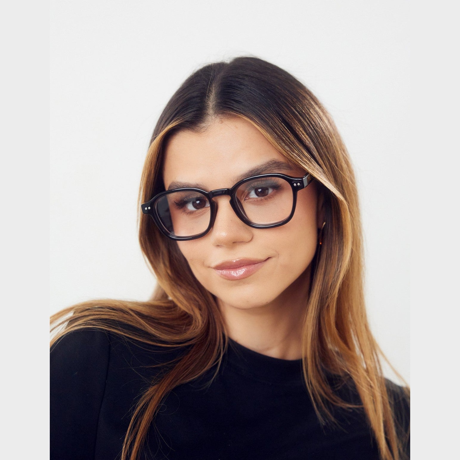 Lentes de sol REM de Solivo, perfectos para proteger tus ojos de la luz azul y los rayos UV, con un diseño moderno y elegante.