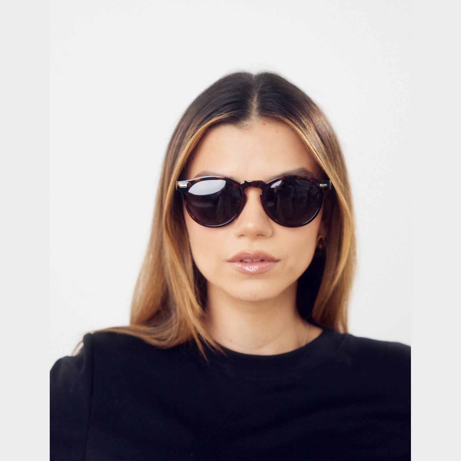 Lentes de sol SIA de Solivo, elegancia y protección UV400 en un diseño moderno.