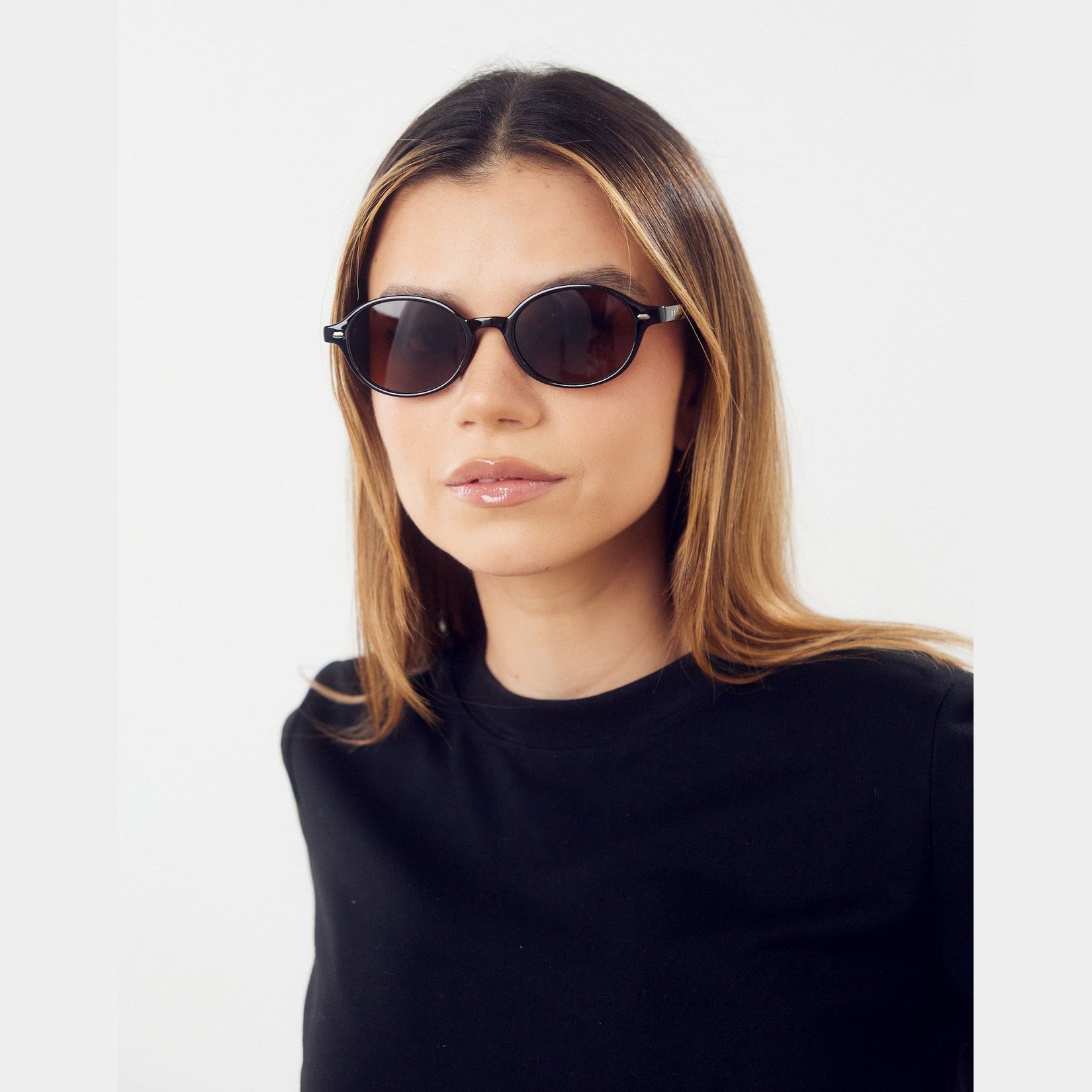 Lentes de sol NYCA de Solivo, elegantes y modernos, con protección UV400 y lentes polarizados, ideales para días soleados y estilo sofisticado.