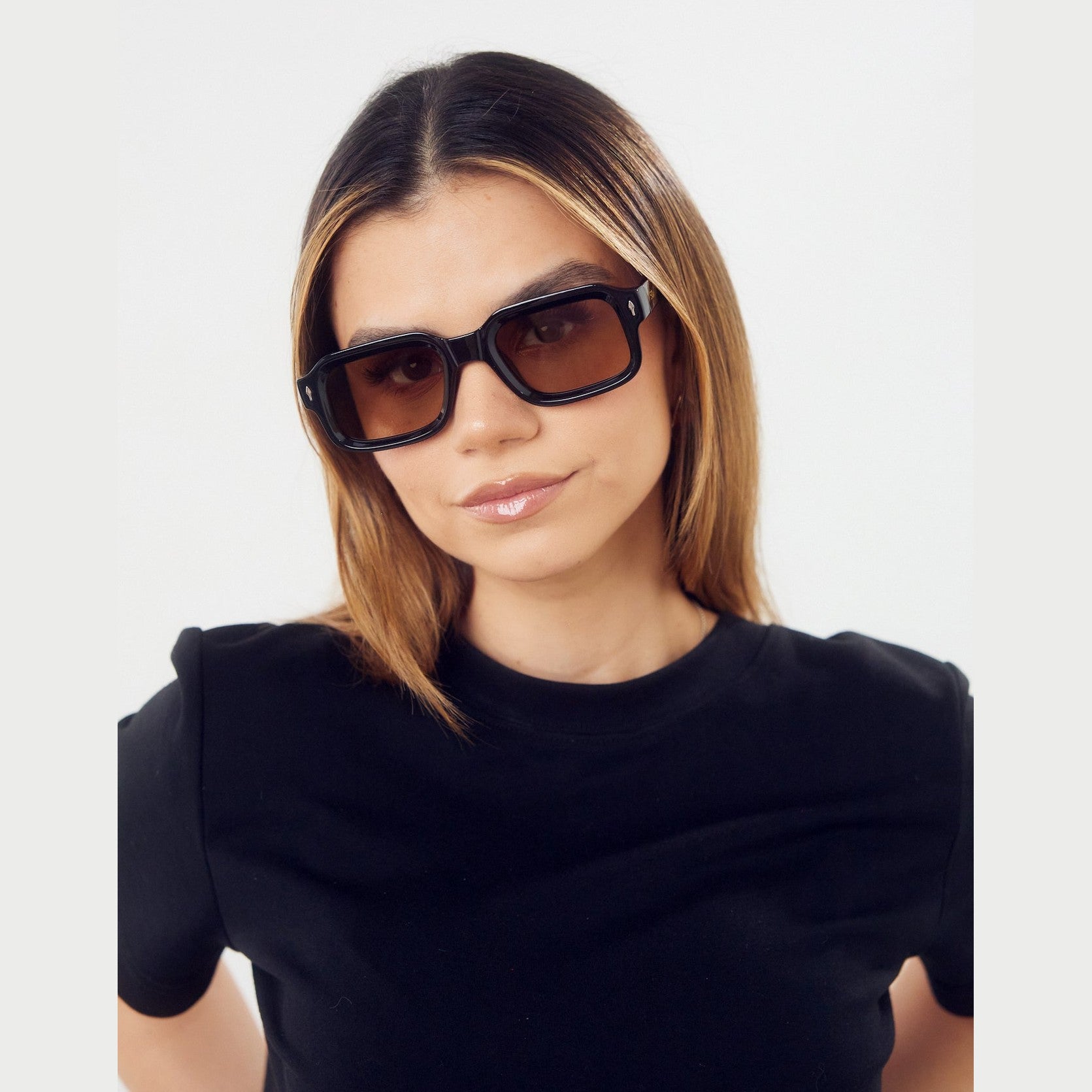 Lentes de sol LOU de Solivo, diseño elegante y protección UV400, ideales para cualquier ocasión, desde días en la playa hasta salidas urbanas.