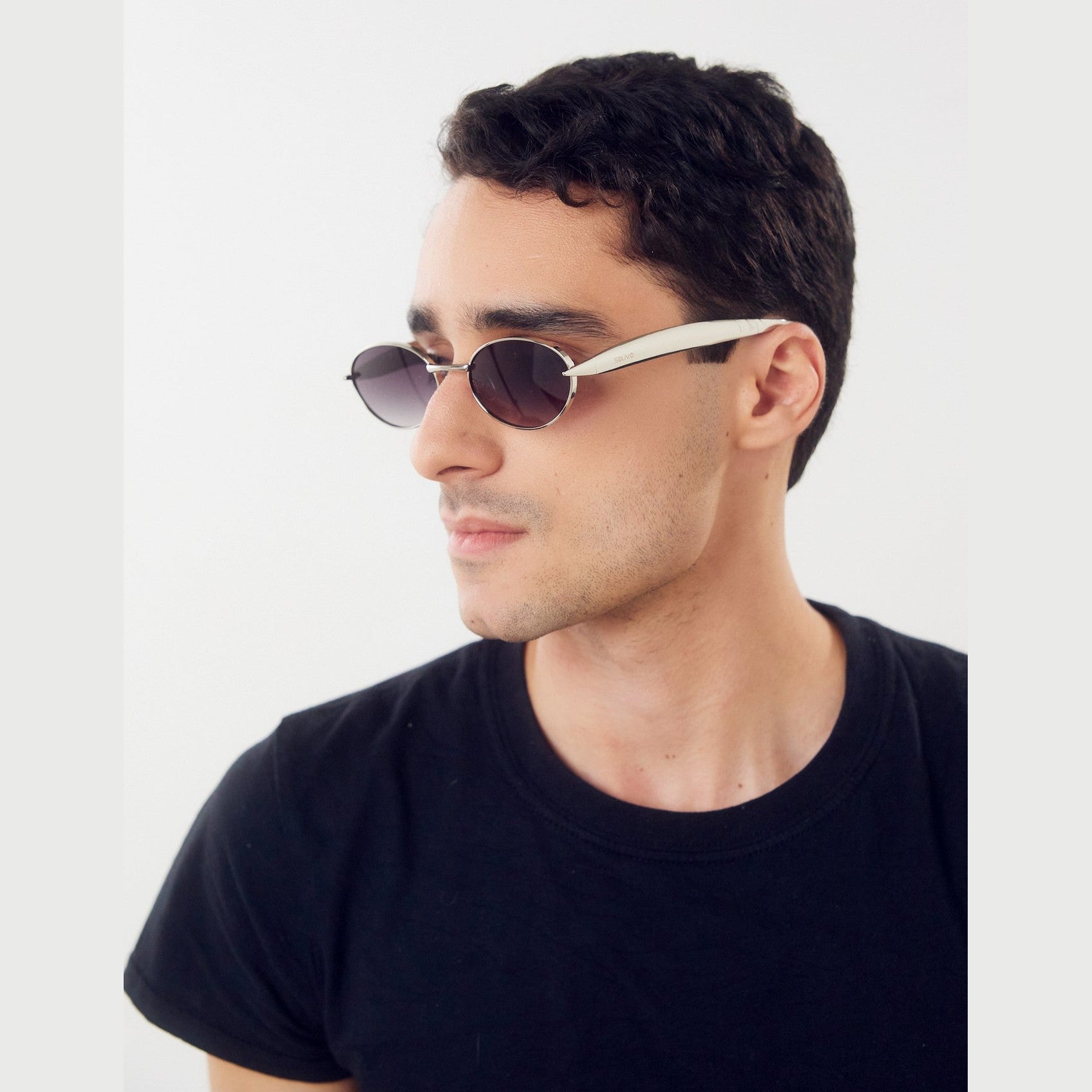 Lentes de sol BARC de Solivo con diseño elegante y moderno, ideales para protección UV400 y estilo en días soleados.