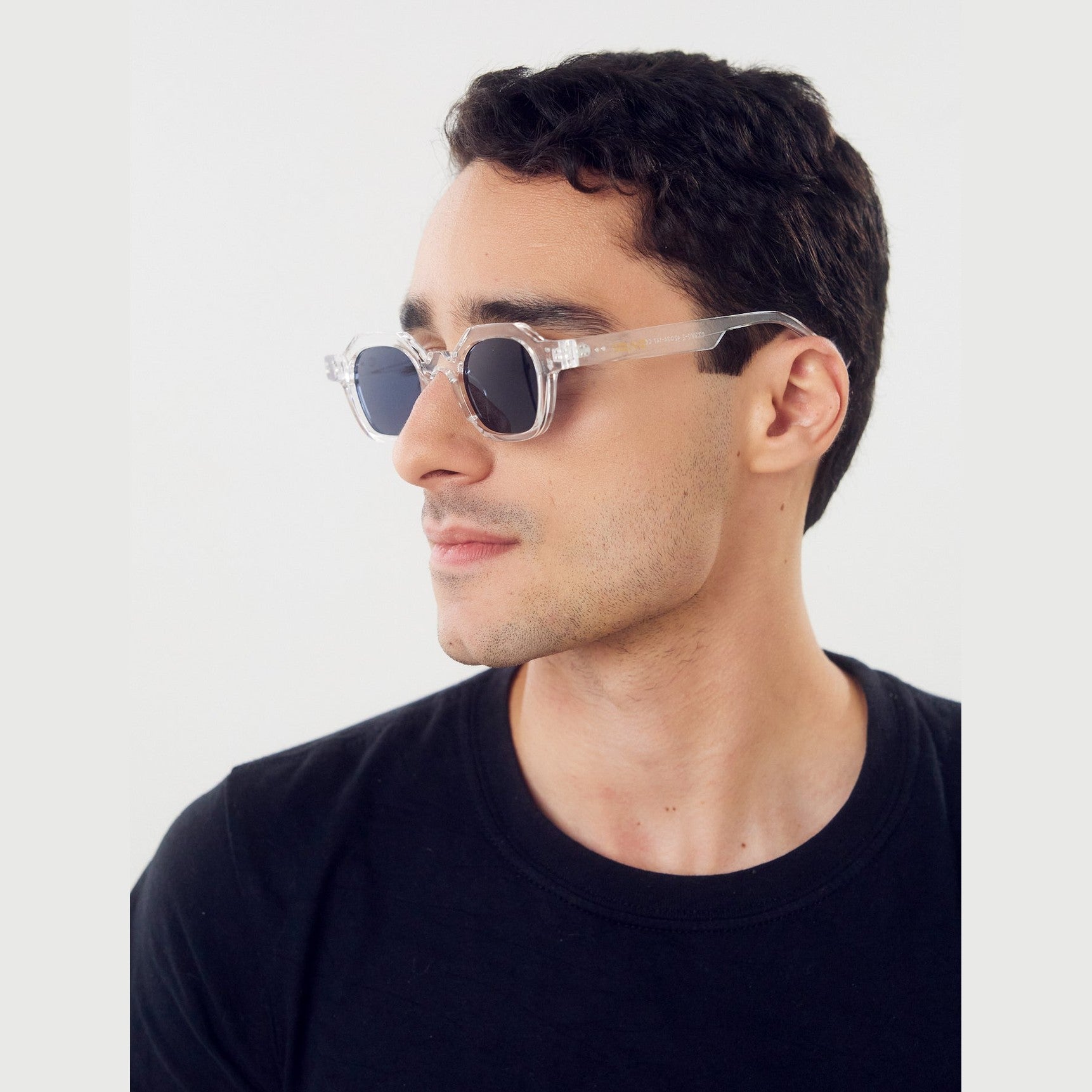 Lentes de sol ARI de Solivo con diseño elegante y protección UV400, ideales para quienes buscan fusionar moda y funcionalidad.